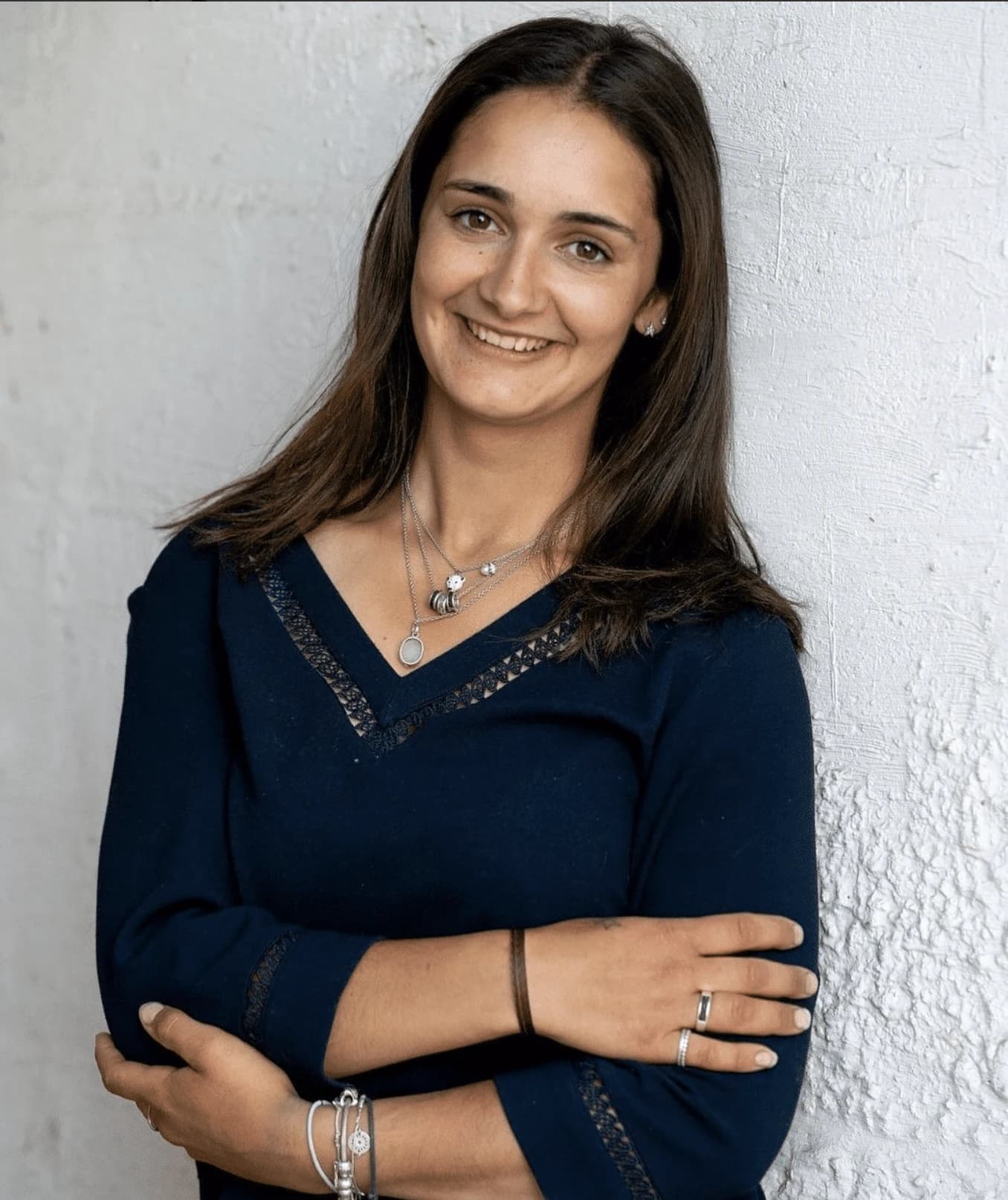 Camille Condé-Ferreira porte un ensemble de pendentifs Ôde Ausica